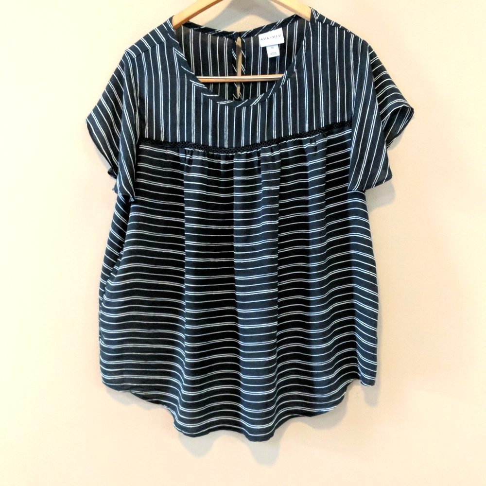 Gorgeous Ava & Viv Black/Gray Trendy Striped Keyhole back blouse